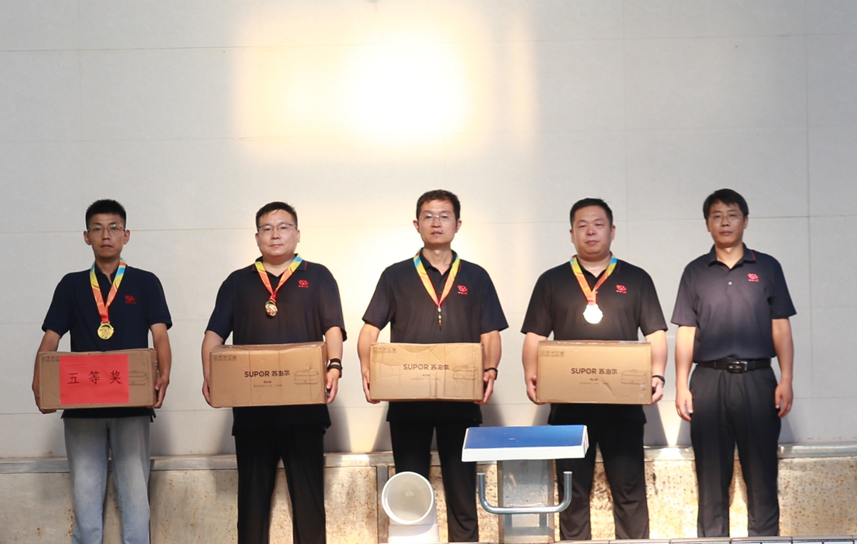 1756431788125110.jpg 04-公司總工程師楊祥強(qiáng)為榮獲個(gè)人項(xiàng)目第五名的:第一工程公司謝瀟劍、洛陽分公司孫攀鋒、項(xiàng)目管理部魏洪峰、駐馬店分公司頓健楠 頒獎(jiǎng)表彰.JPG