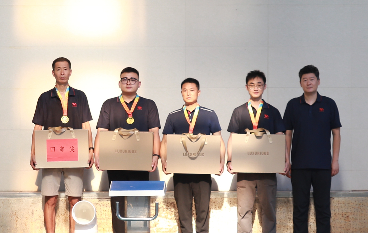 1756431805887745.jpg 05-公司工會(huì)主席、副總經(jīng)理彥祺為榮獲個(gè)人項(xiàng)目第四名的:中誠服務(wù)公司劉海青、信陽分公司倪國寶、焦作分公司何博博、福之匯公司侯松波 頒獎(jiǎng)表彰.JPG