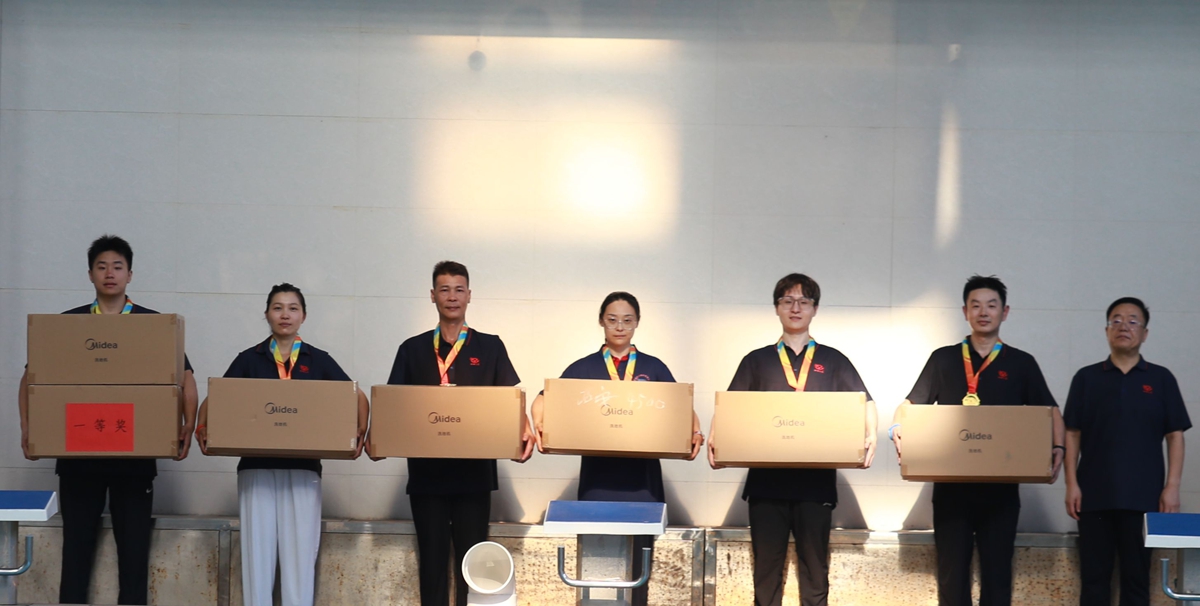 1756431864510356.jpg 08-公司副總經(jīng)理辛改成為榮獲個(gè)人項(xiàng)目第一名的:第一工程公司孫奧、焦作分公司劉杰、中誠服務(wù)公司余林、平頂山分公司朱筱萌、投標(biāo)中心王潤(rùn)龍、福之匯公司李森 頒獎(jiǎng)表彰.JPG